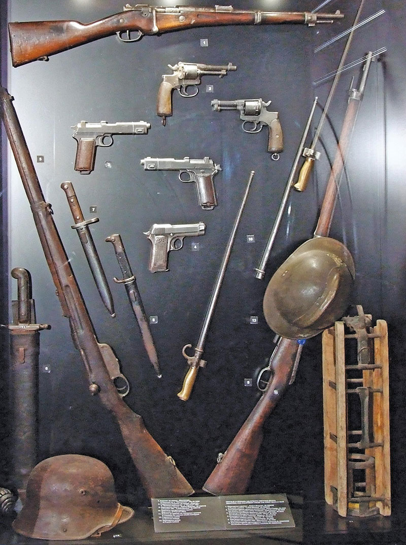 Oружје и опрема од Првата светска војна; пушки, револвери, ножеви, шлем